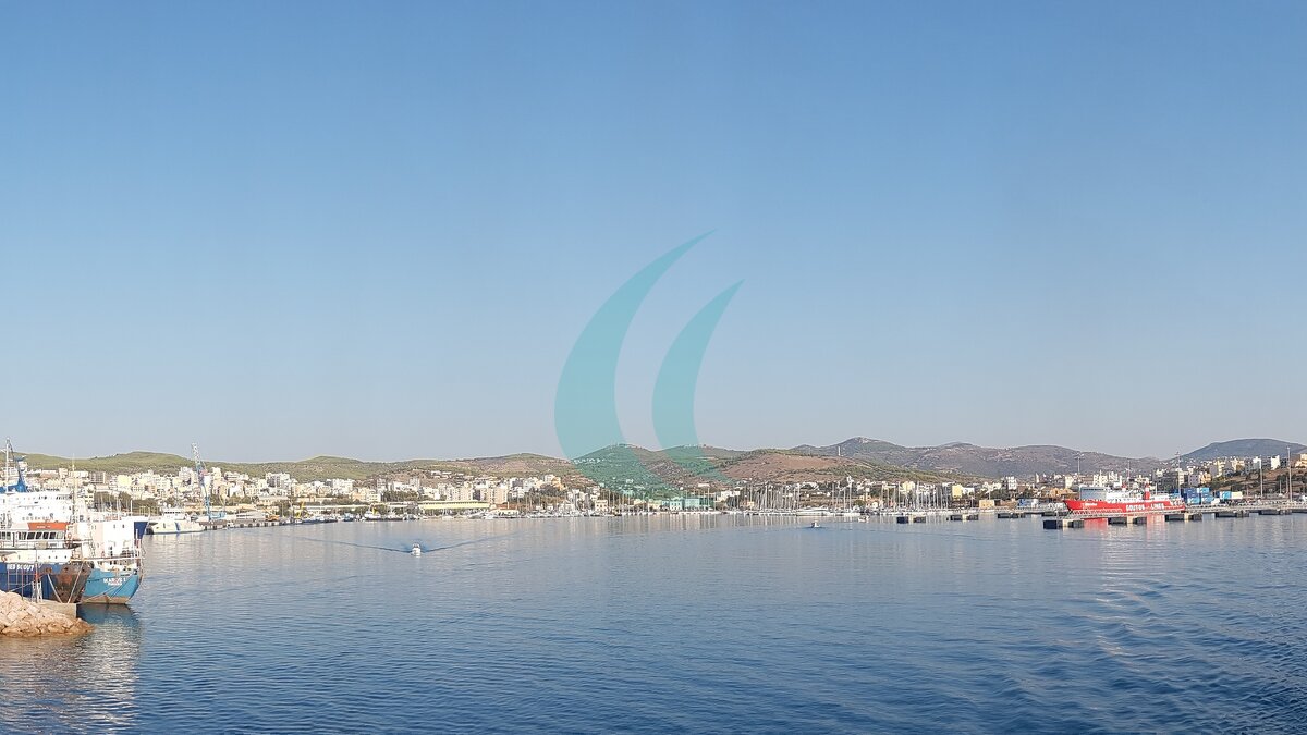 Panoramablick über den Hafen von Lavrion mit Fähren und Yachten