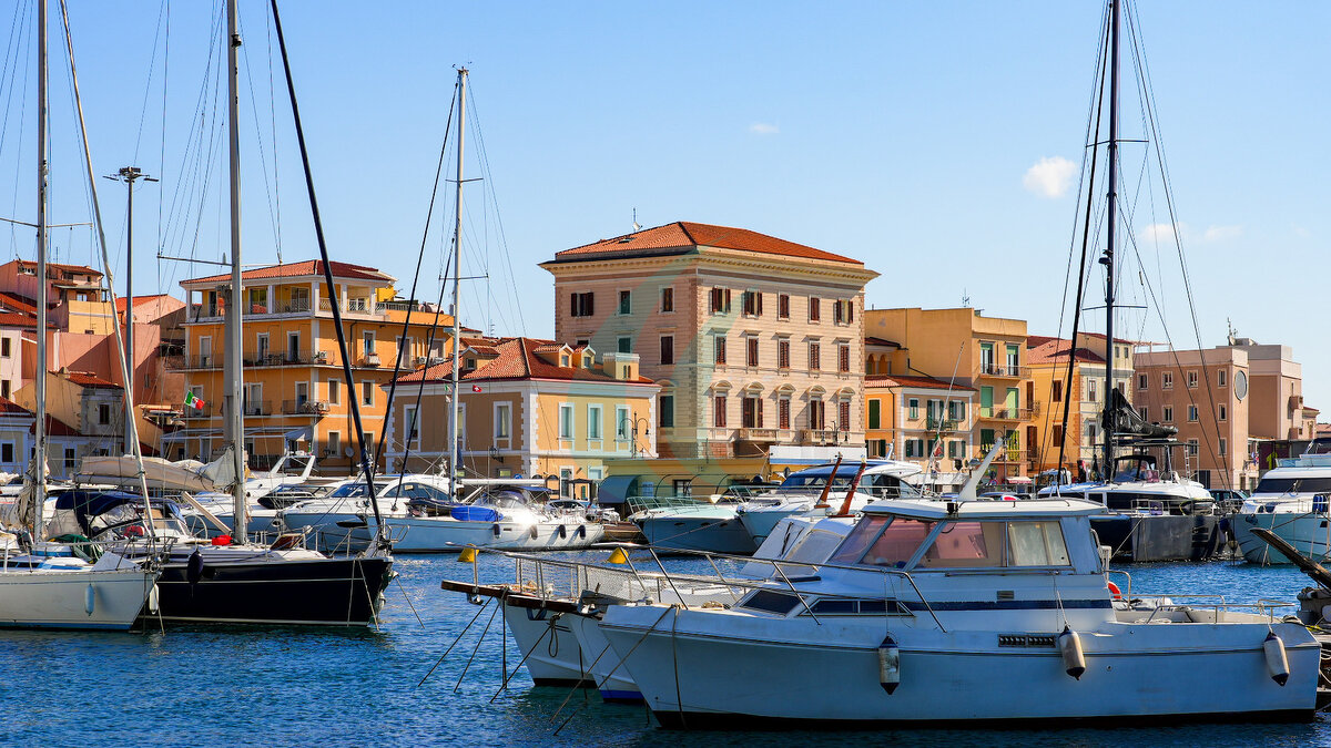 Yachten und Segelboote im Hafen von Cala Gavetta in La Maddalena, der Hauptstadt des gleichnamigen Archipels im Mittelmeer nordöstlich von Sardinien, Italien