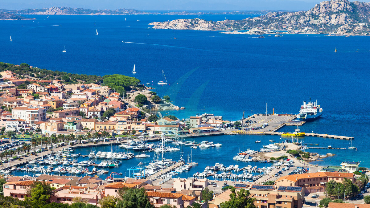 Panoramische Luftaufnahme der Stadt Palau und des Mittelmeers auf der Insel Sardinien, Italien