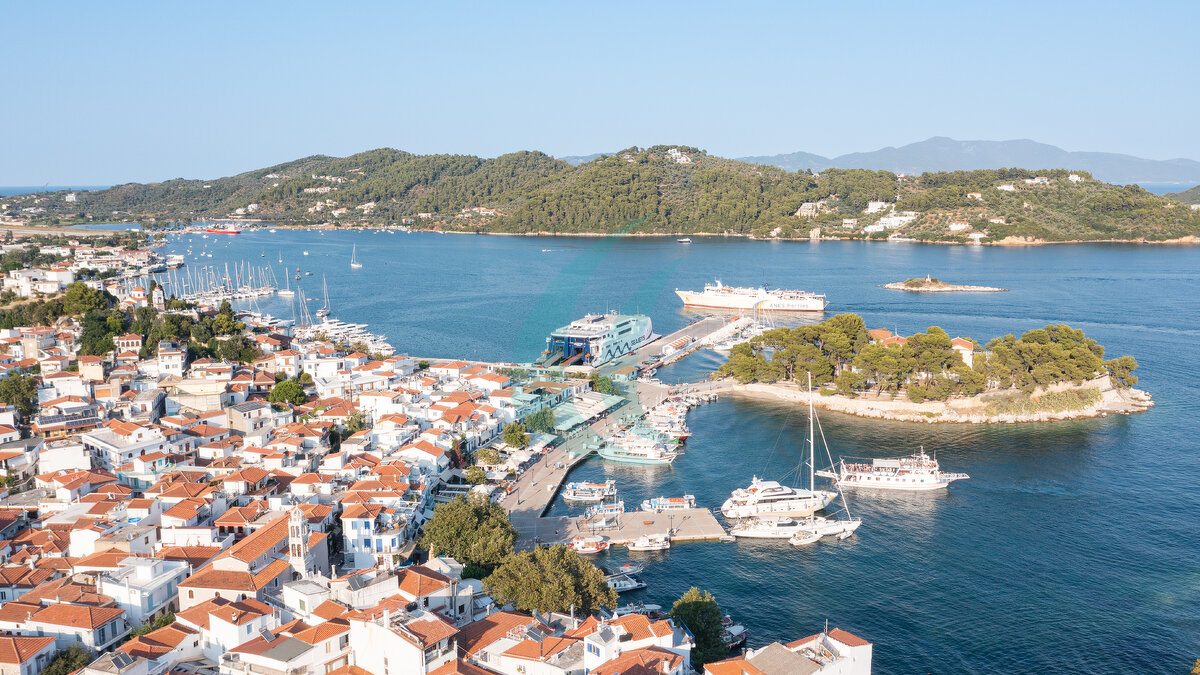 Luftbild von Skiathos-Stadt, dem Alten Hafen und der Halbinsel Bourtzi