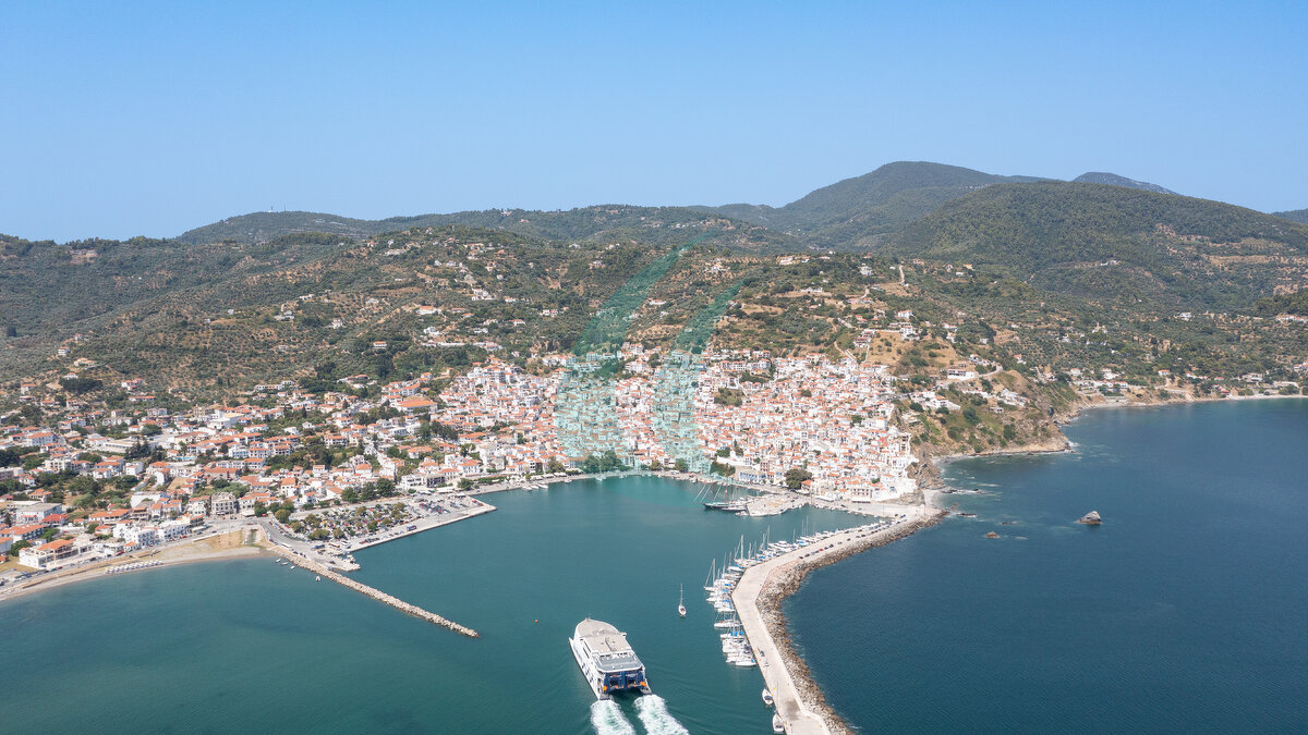 Luftbild des Hafens von Skopelos-Stadt mit einlaufender Fähre