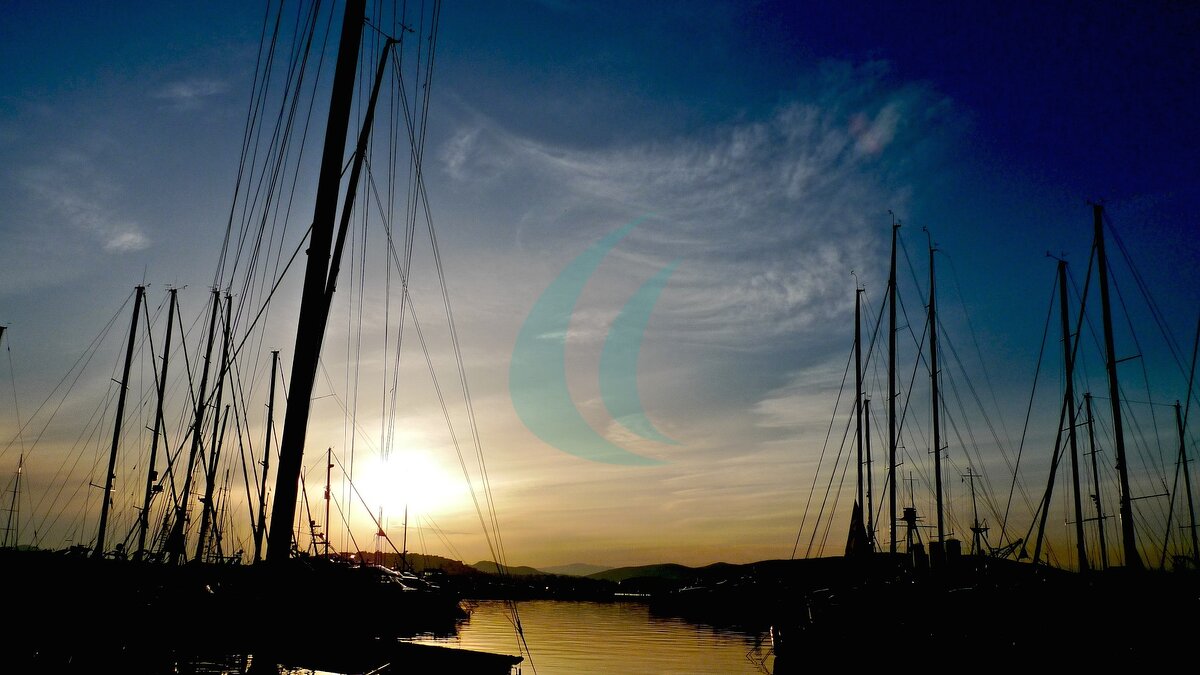 Sonnenuntergang und Silhouetten von Segelyachtmasten in der Alimos Marina bei Athen
