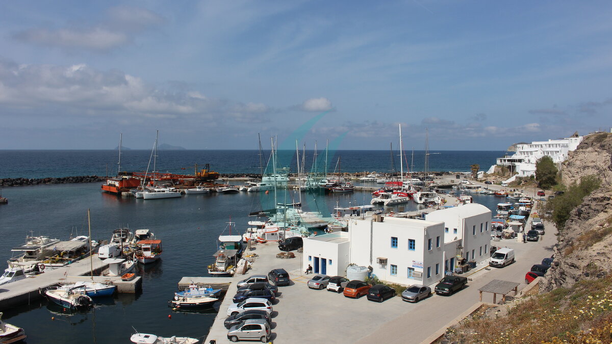 Hafenbecken von Vlychada mit Fischerbooten und Segelyachten an der Südküste Santorins