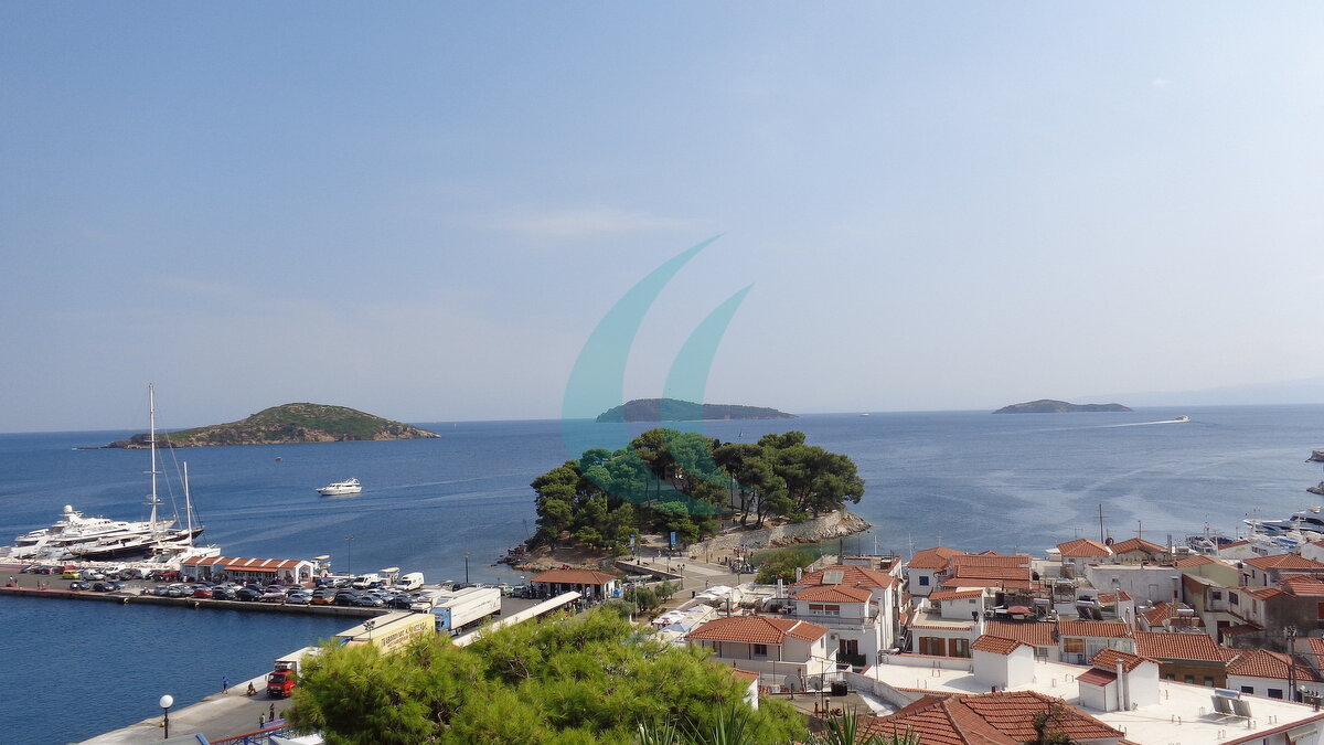 Blick über rote Dächer und den Yachthafen von Skiathos auf die Halbinsel Bourtzi