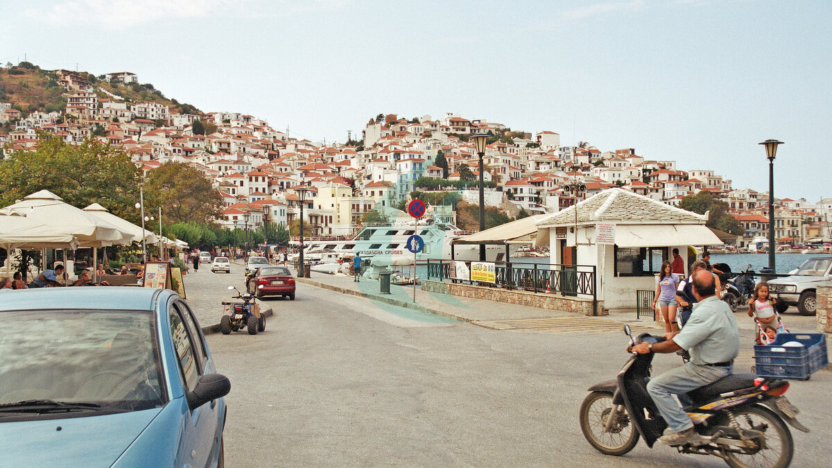Hafenstraße von Skopelos-Stadt mit der dicht bebauten Chora am Hang