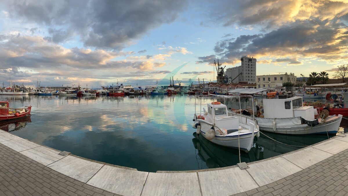 Fischerboote und Hafenanlagen von Volos im Abendlicht