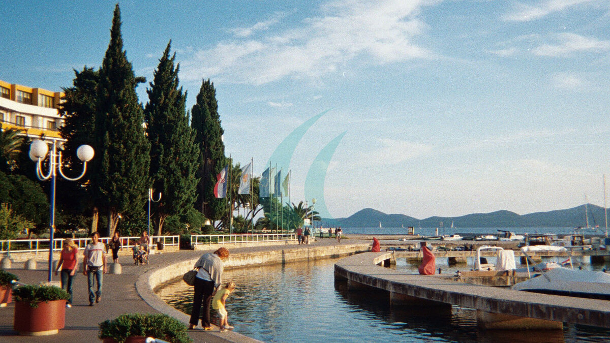Hafen von Biograd na Moru mit Hotel Ilirija