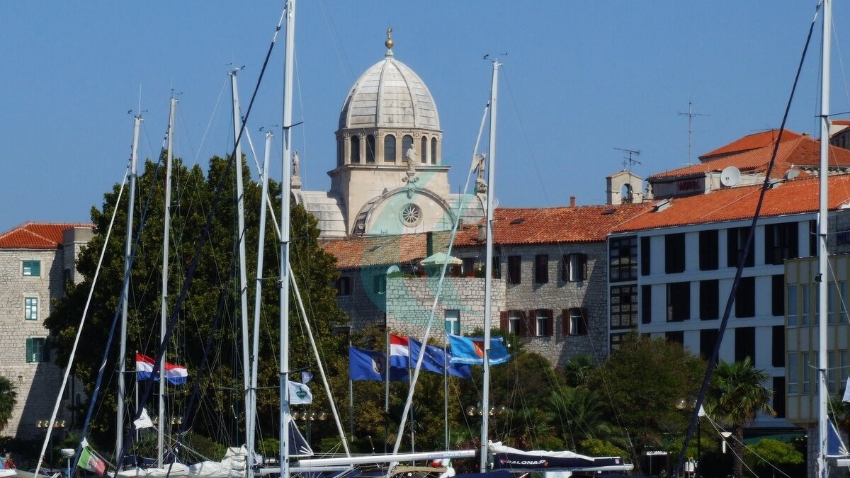 Blick über Hafen und Stadt Šibenik