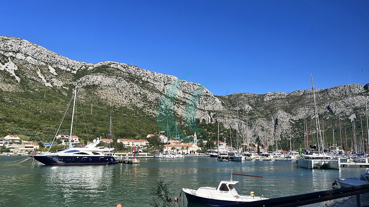 Segelyachten in der ACI Marina Dubrovnik vor den steilen Hängen von Komolac