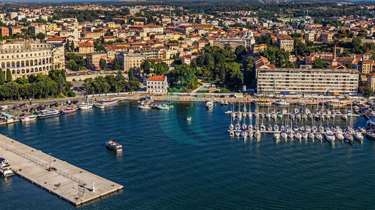 Luftaufnahme als Panorama des Hafens von Pula, Istrien, Kroatien.