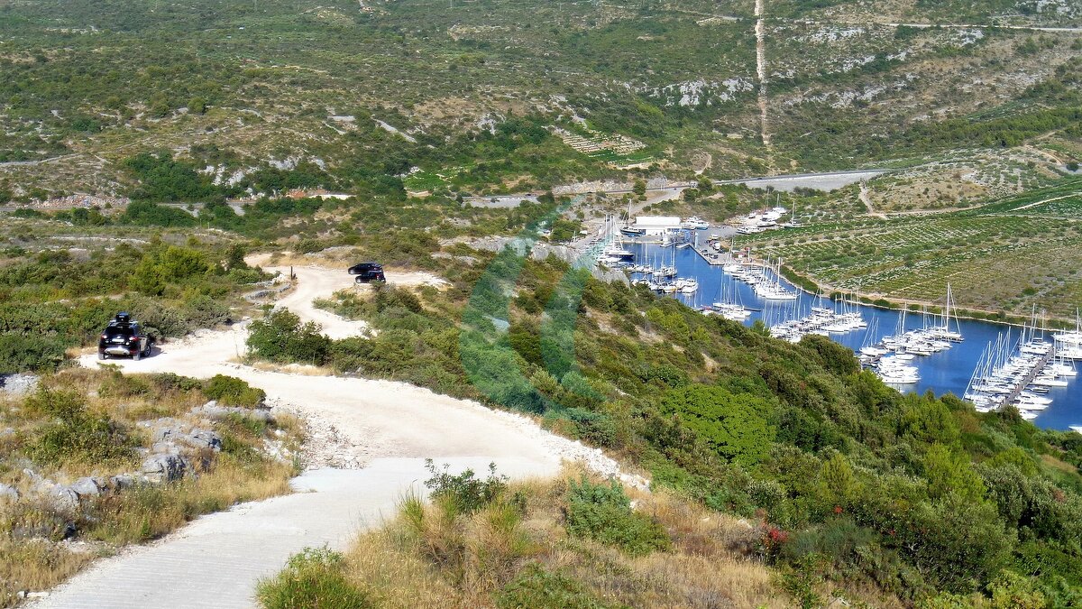 Segelyachten und bewaldete Hänge in der Marina Kremik südlich von Primošten.