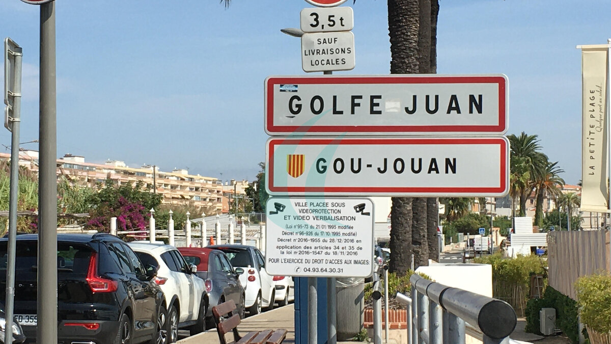 Hafen und Küste von Golfe-Juan an der Côte d’Azur