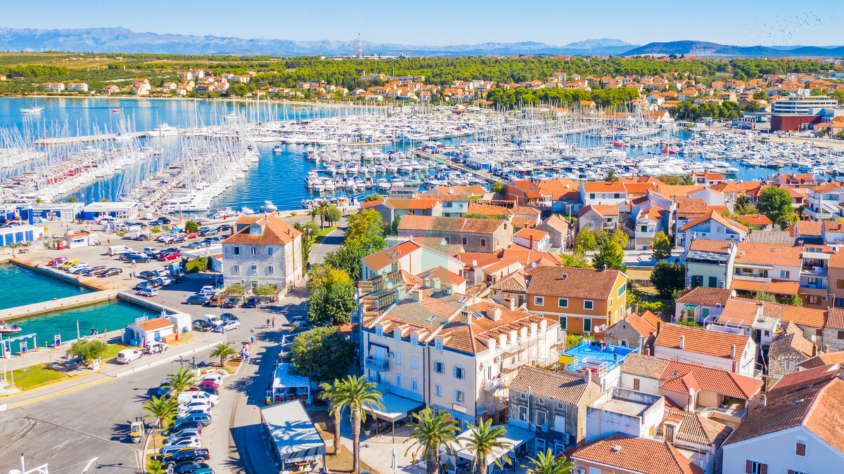 Kroatien, die Stadt Biograd na Moru an der Adria, Luftaufnahme des Yachthafens und der historischen Altstadt
