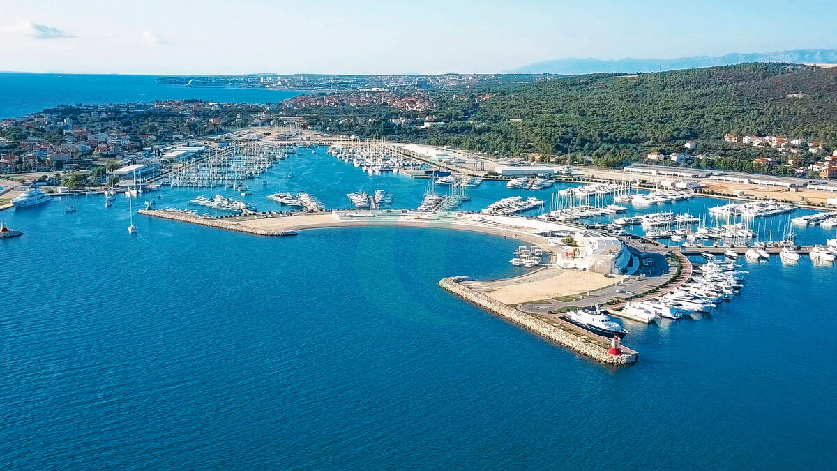 Luftaufnahme der wunderschönen modernen Marina von Sukošan, dicht belegt mit Segelbooten und Yachten, Marina Dalmacija, Kroatien.