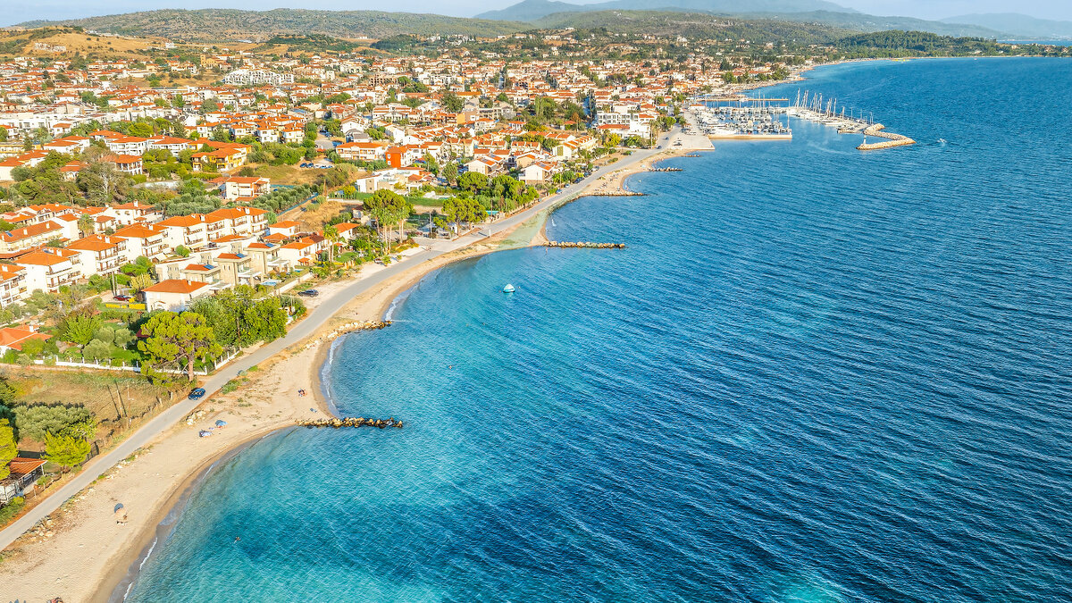 Luftaufnahme der Stadt Nikiti auf Sithonia, Chalkidiki, Griechenland.