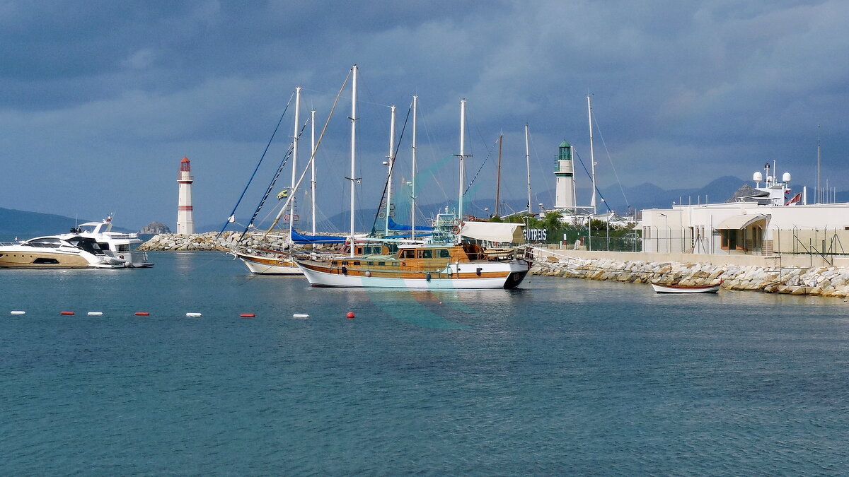 Küste und Hafen von Turgutreis an der westlichen Bodrum-Halbinsel