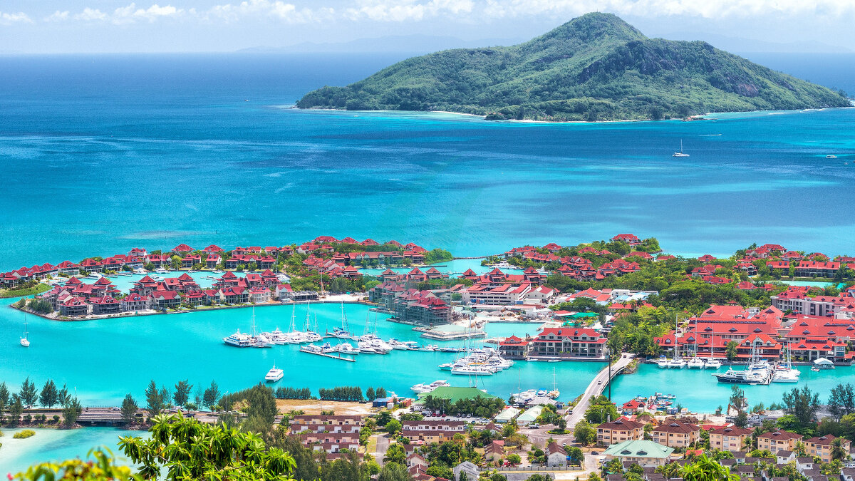 Luftaufnahme der Insel Mahé, Seychellen. Vegetation und Häuser