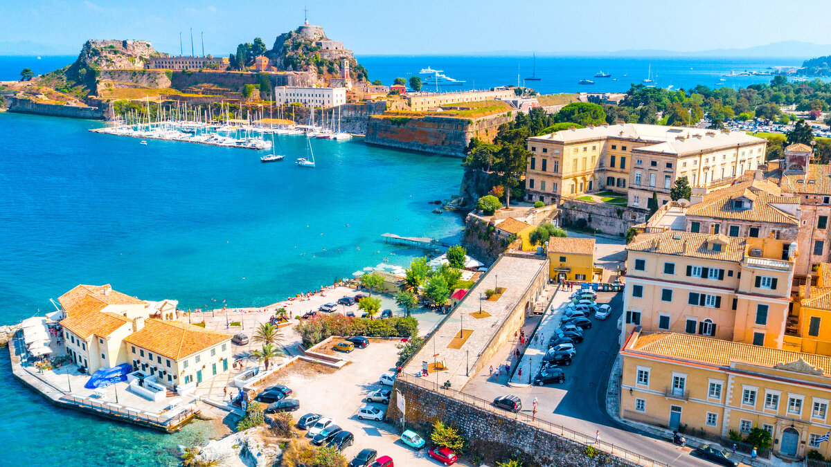 Panoramablick auf Kerkyra, die Hauptstadt der griechischen Insel Korfu