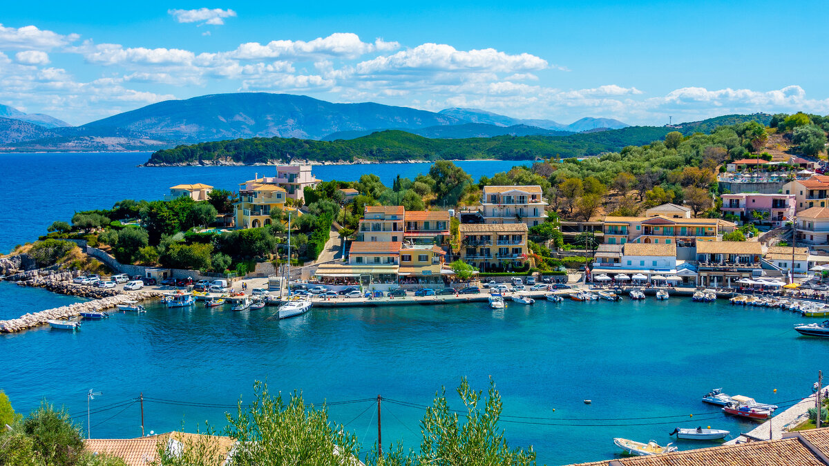 Panoramaansicht des Hafens von Kassiopi auf Korfu, Griechenland.