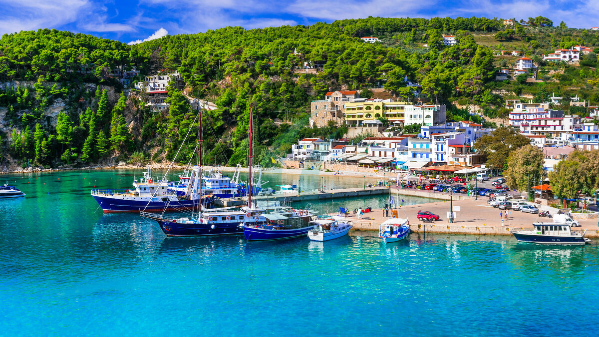 Malerische Insel Alonissos – erholsamer, ruhiger Urlaub in Griechenland. Bucht von Patitiri. Sporaden.