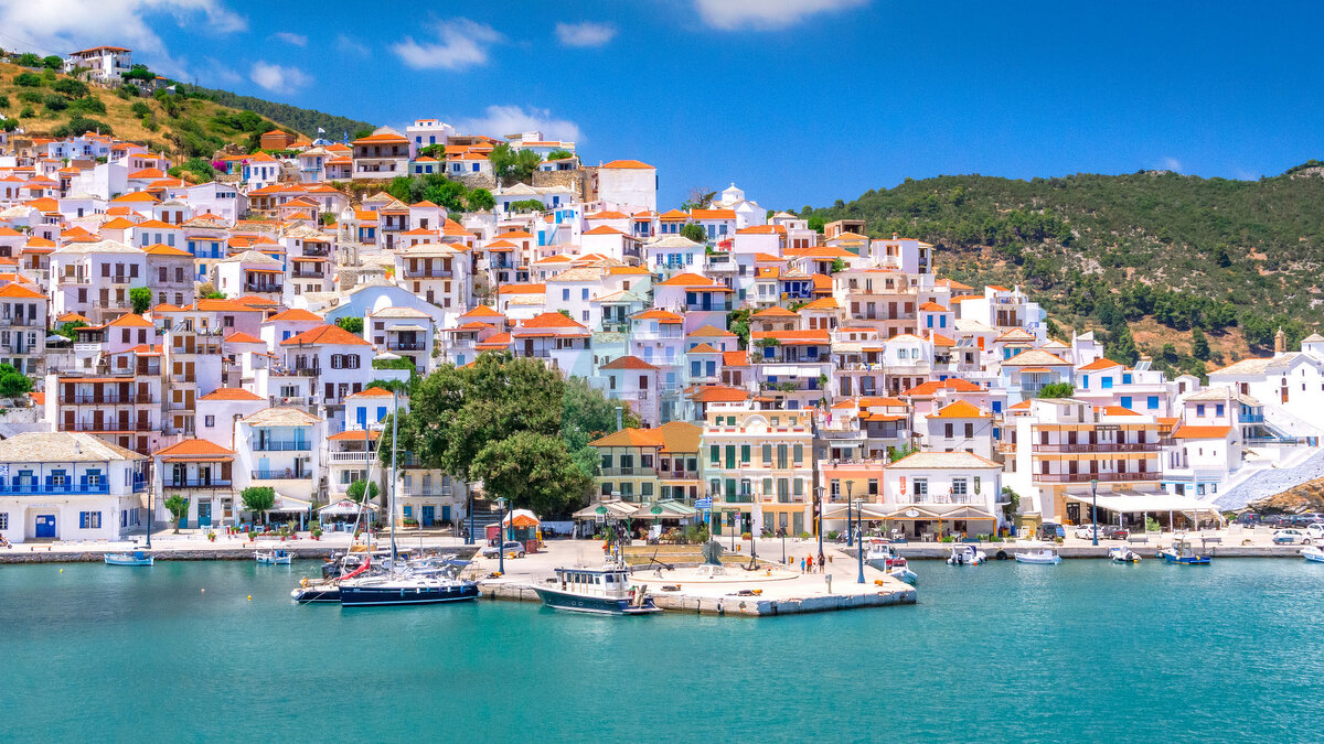 Blick auf die Stadt und den Hafen der Insel Skopelos, Nördliche Sporaden, Griechenland