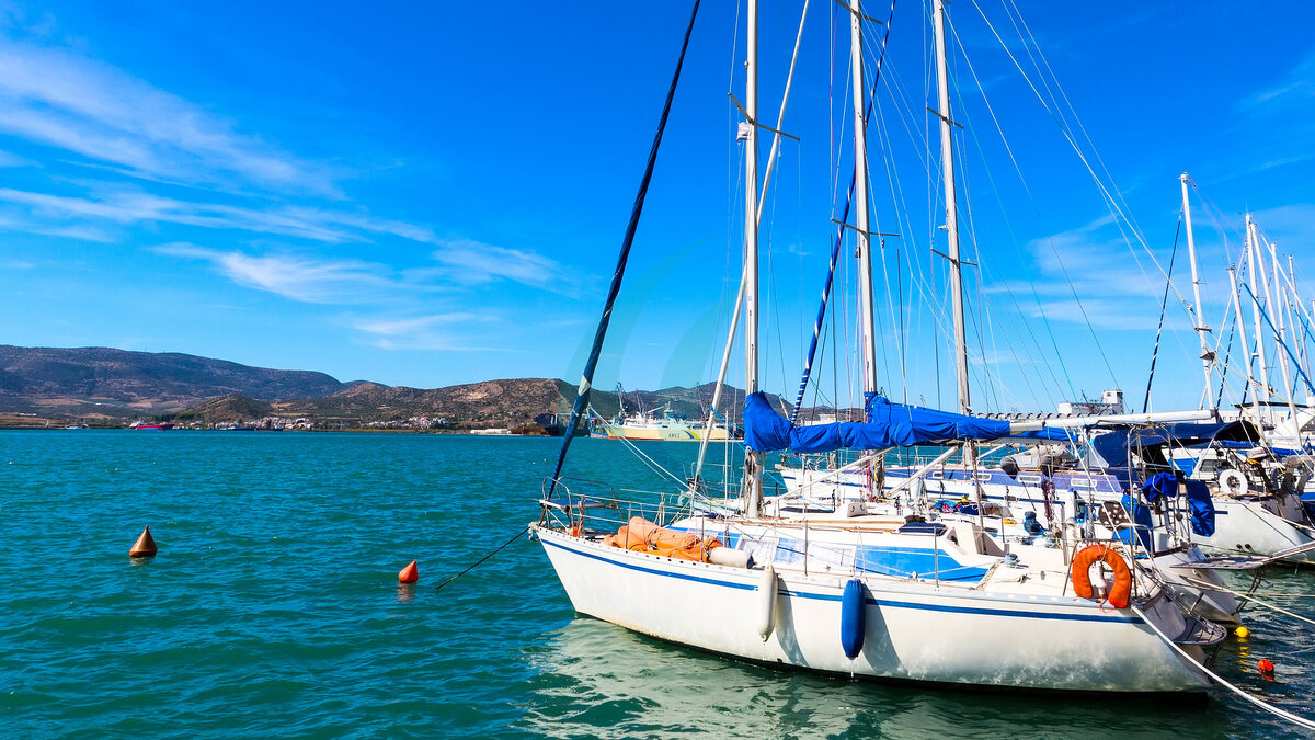 Segelschiffe und Yachten liegen im Hafen von Volos, Griechenland, vor Anker.