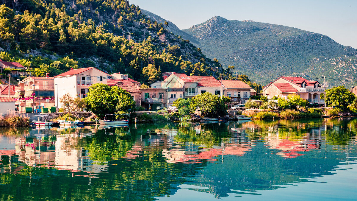 Typische kroatische Landschaftsansicht mit ruhigem Meer und sonnigem Morgen. Farbenfrohe sommerliche Meereslandschaft an der Adria bei Slano, Kroatien, Europa. Die schöne Welt der Mittelmeerländer.