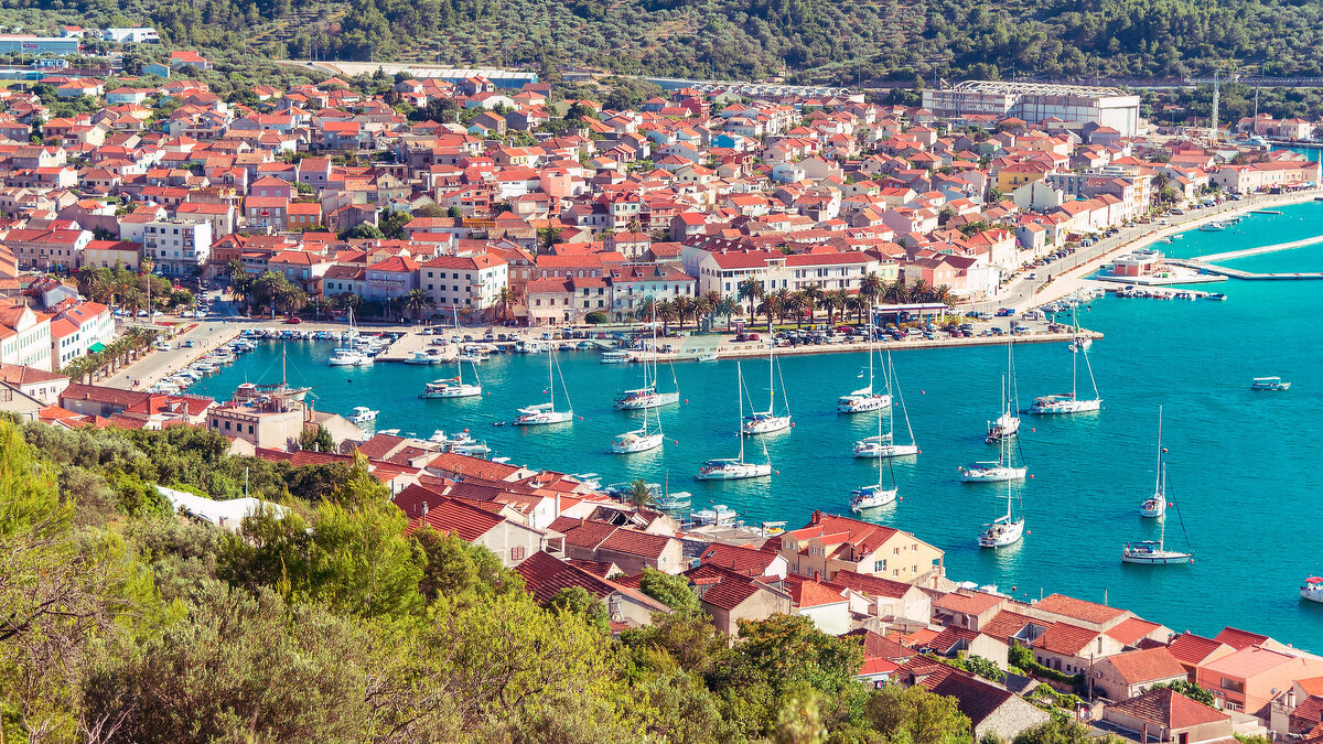 Bucht von Vela Luka auf der Insel Korčula, Luftaufnahme, Kroatien