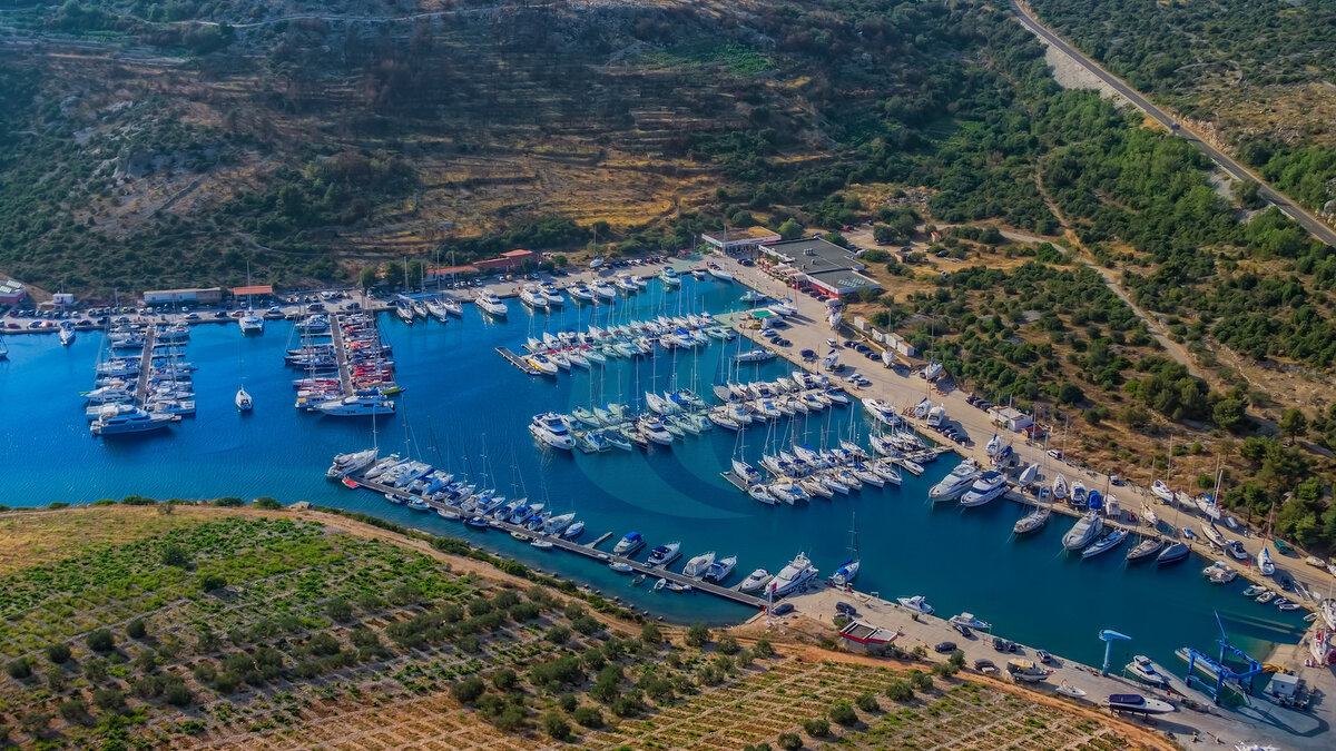Marina mit Booten und Segelbooten, ein touristisches Reiseziel an der Adria nahe Primošten, Kroatien