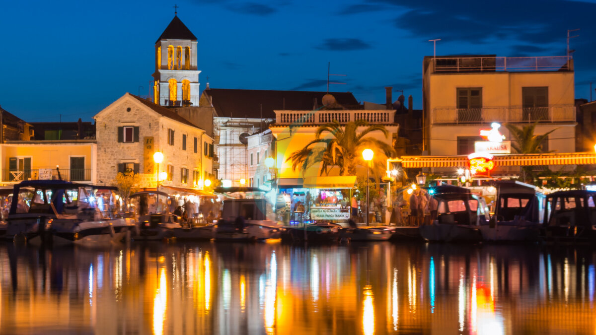 Vodice, Kroatien, in der Dämmerung – Blaue Stunde an einem Sommernachmittag während der Tourismussaison im August 2017