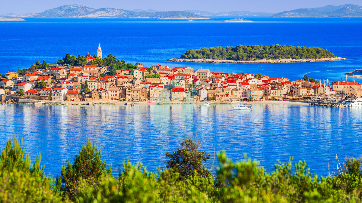 Primošten, Šibenik, Kroatien – malerisches Sommerurlaubsziel an der Adria in Dalmatien.