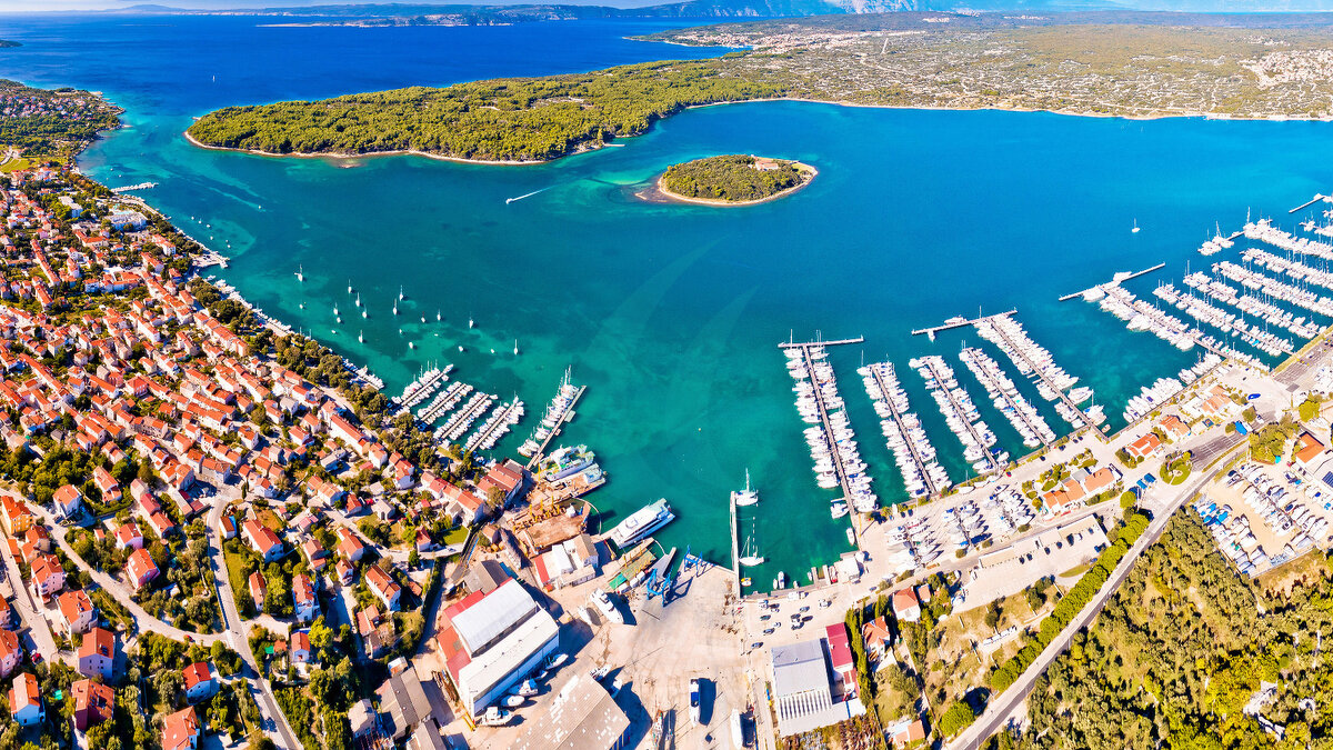 Punat. Luftpanorama der Stadt Punat und der Klosterinsel Košljun auf der Insel Krk in der Kvarner-Bucht Kroatiens