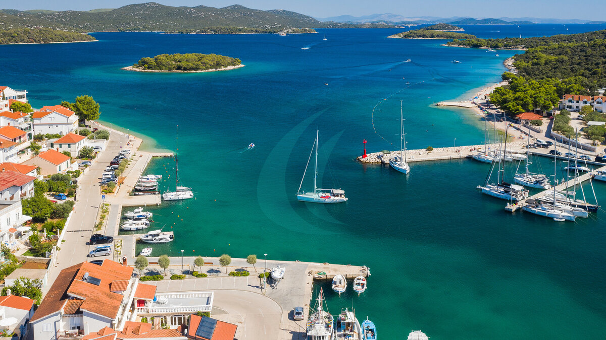 Stadt Jezera auf der Insel Murter, Dalmatien, Kroatien, Luftaufnahme als Panoramaansicht