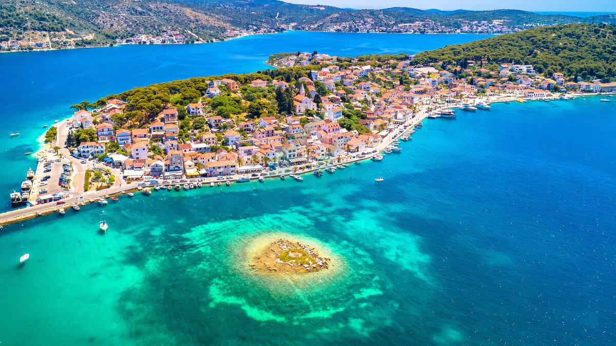Luftaufnahme der Küste von Rogoznica, einer Stadt an der Adria in der Region Mitteldalmatien, Kroatien
