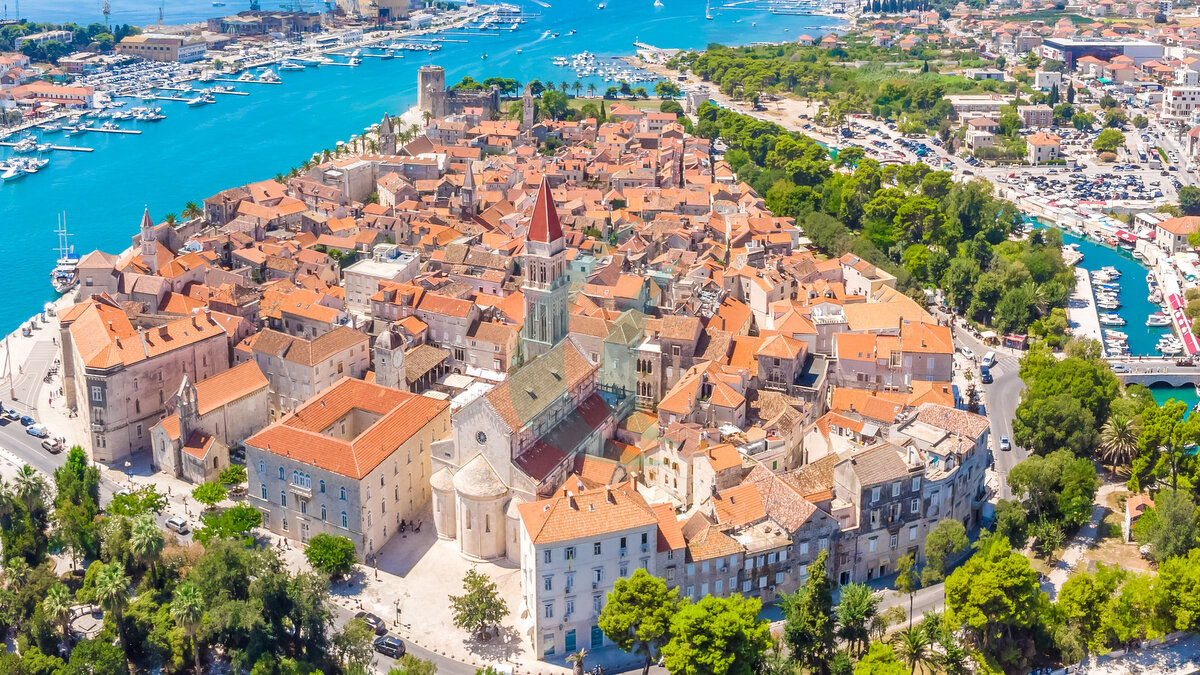 Luftaufnahme von Trogir im Sommer, Kroatien