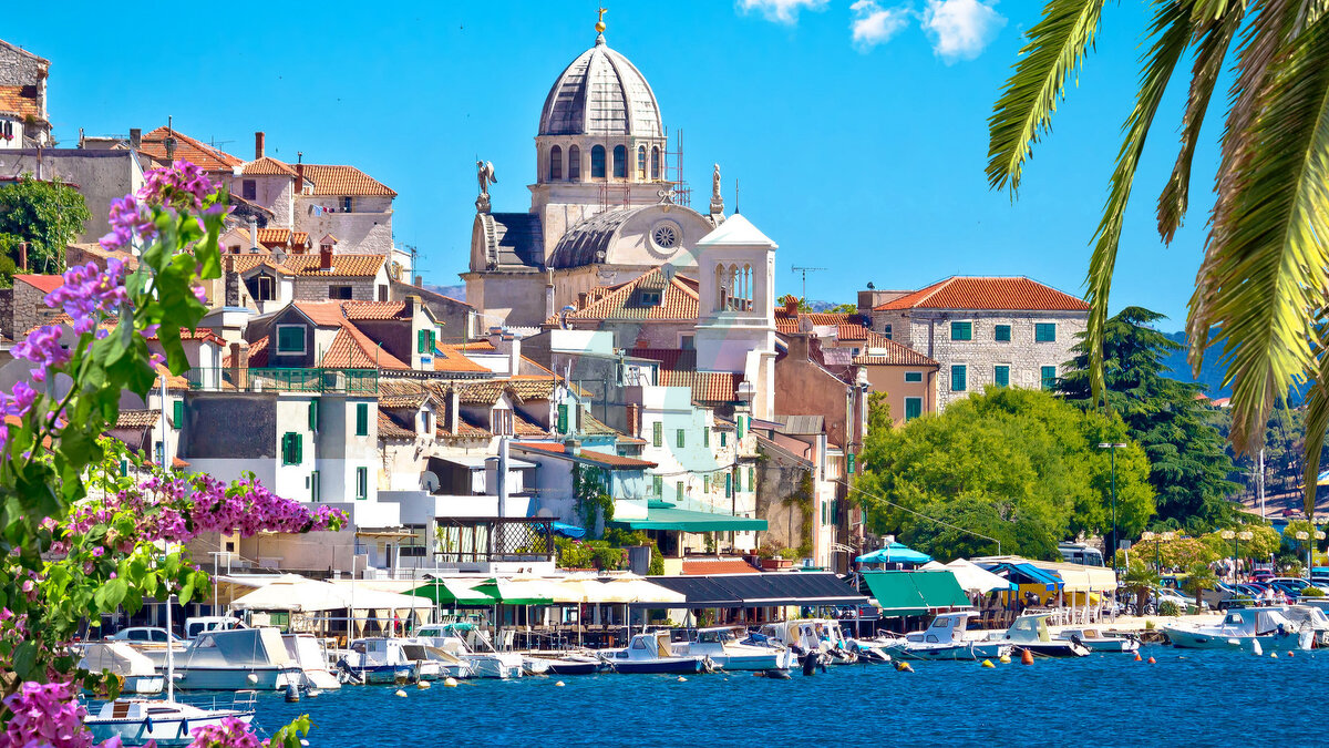 Architektur und Küstenansicht der UNESCO-Stadt Sibenik in der Region Dalmatien, Kroatien