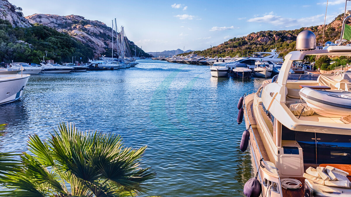 Blick auf den Hafen mit Luxusyachten von Poltu Quatu, Sardinien, Italien. Dieser malerische Ort ist ein wahres Juwel an der Costa Smeralda, ein Magnet für Luxusyachten und ein Treffpunkt für Milliardäre.