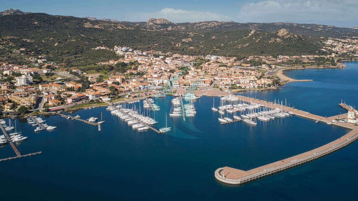 Luftaufnahme der Stadt Cannigione und des Hafens auf Sardinien