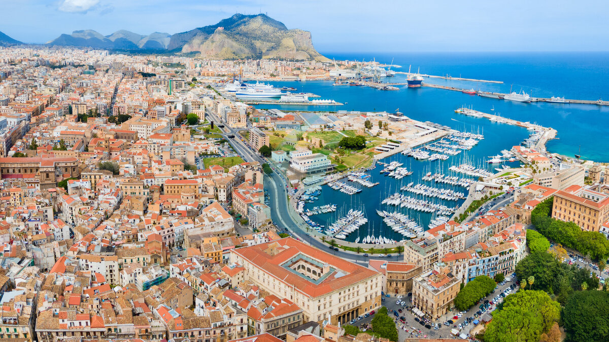 Luftaufnahme des Hafens von Palermo mit Panoramablick über die Stadt. Palermo ist die Hauptstadt der Insel Sizilien, Italien.