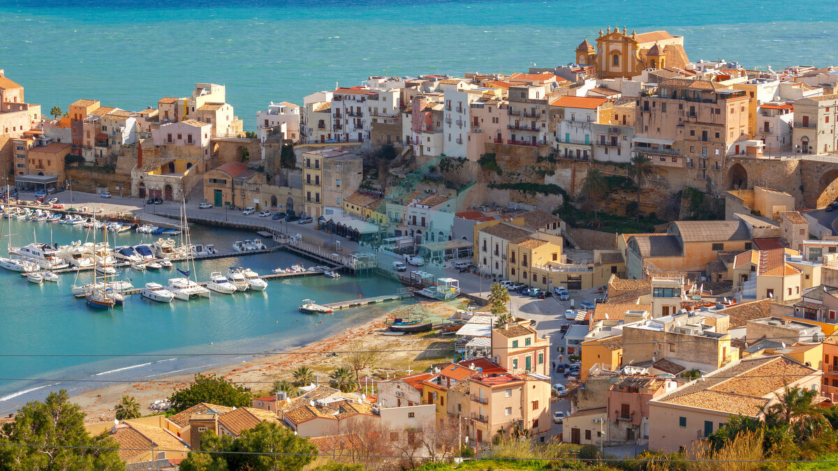 Luftaufnahme der Stadt Castellammare del Golfo an einem sonnigen Tag. Italien. Sizilien.