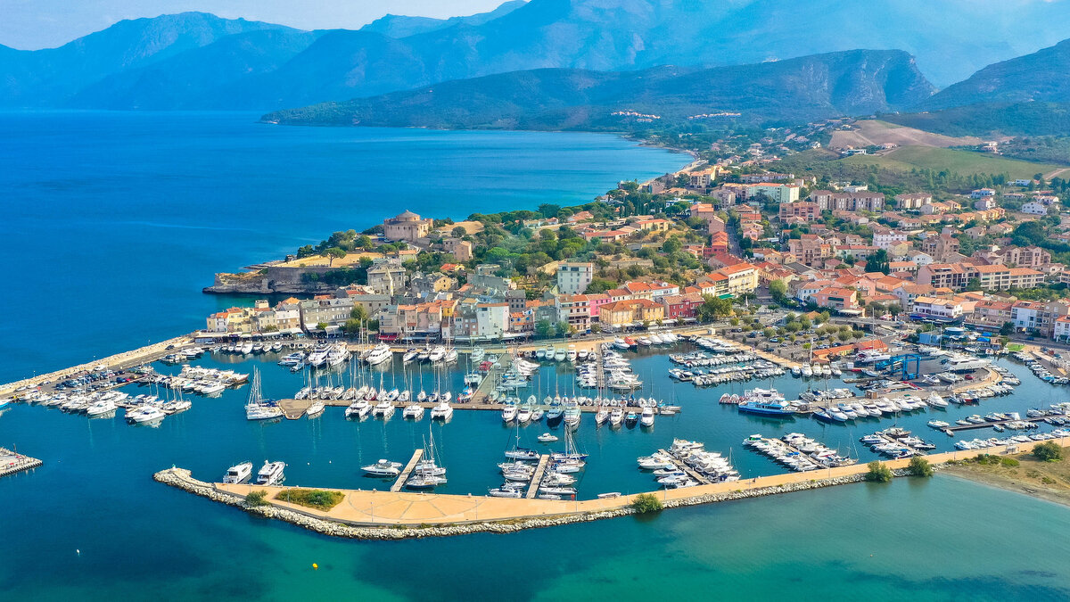 Luftaufnahme des Dorfes Saint Florent, Korsika. Hafenboote und Häuser. Saint-Florent oder San Fiurenzu auf korsisch ist eine Gemeinde im französischen Departement der Region Haute-Corse auf Korsika.