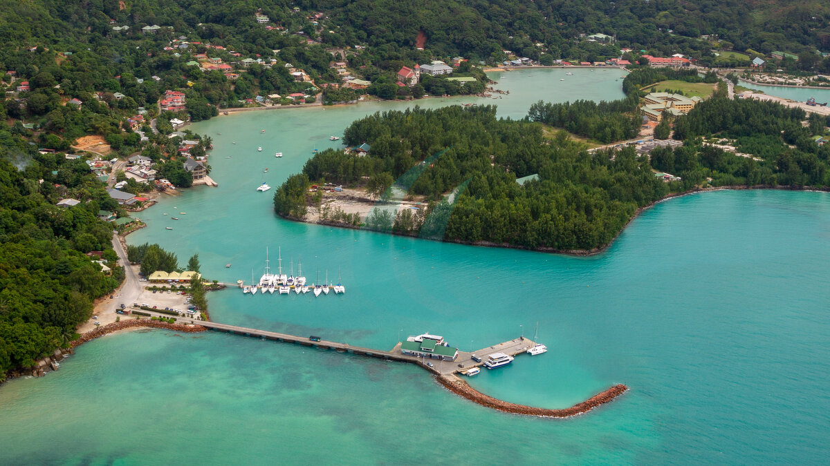 Luftaufnahme Baie Sainte Anne mit dem Hafen von Praslin, Seychellen.