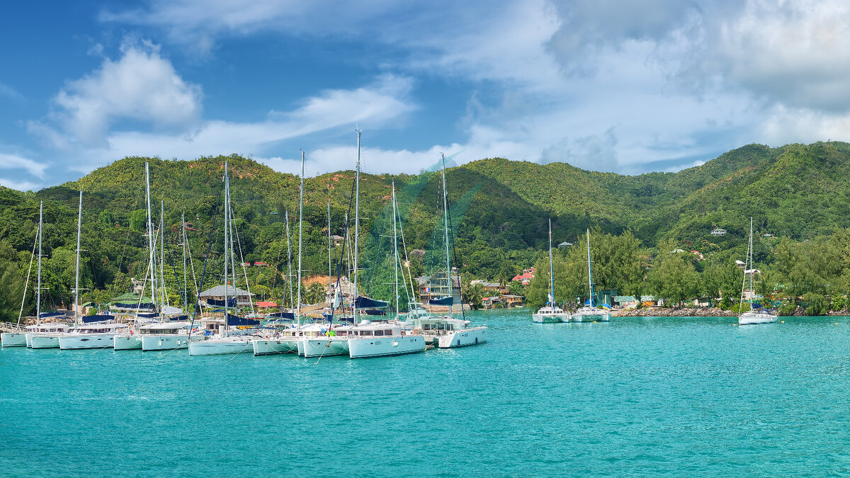 Panoramablick auf den Hafen von Baie Sainte Anne auf der Insel Praslin, Seychellen