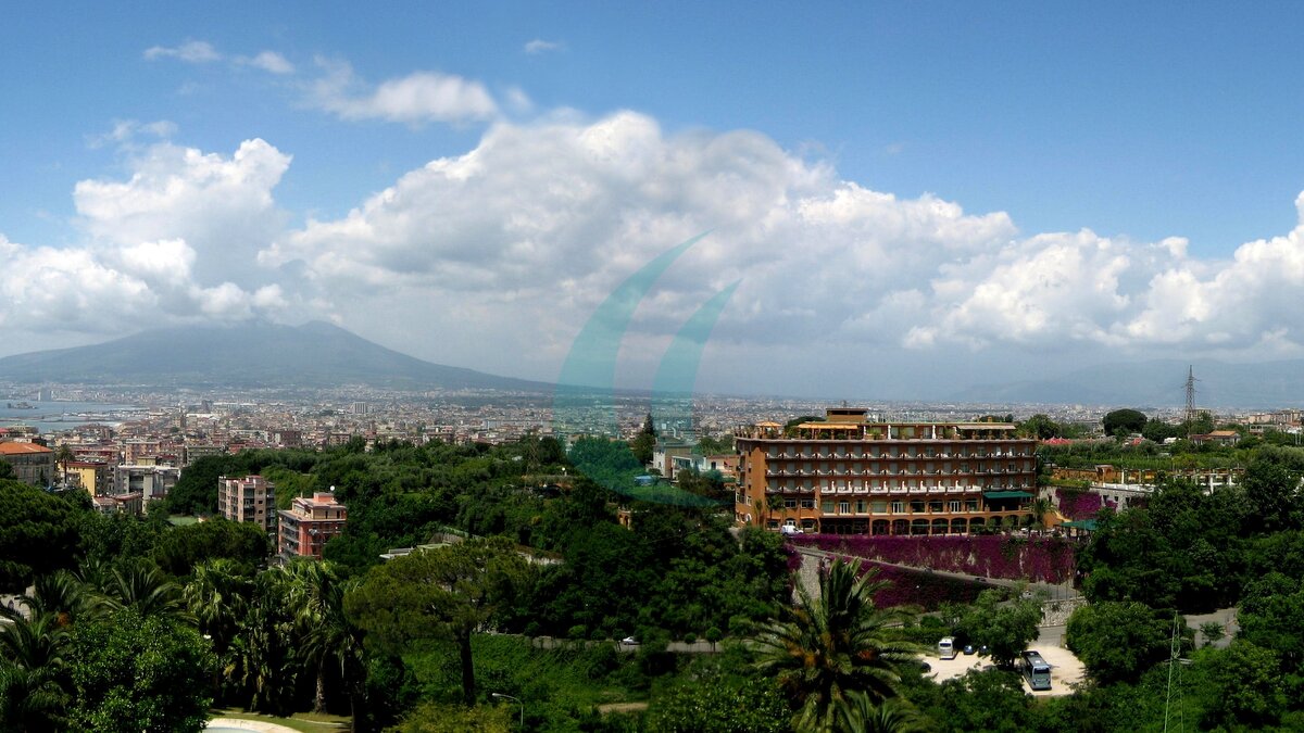 Blick über Castellammare di Stabia zum Vesuv