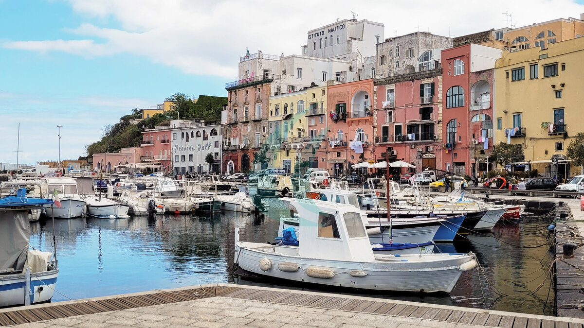 Boote vor den Häusern von Marina Grande auf Procida