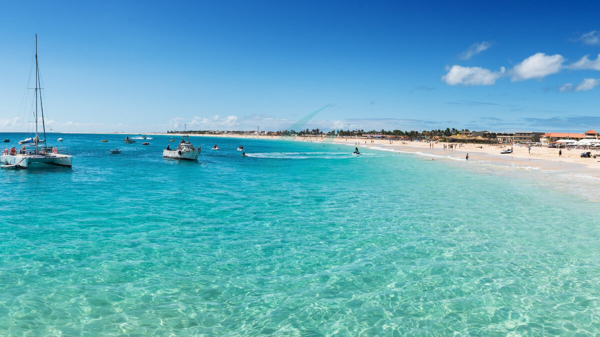 Panoramablick auf den Strand von Santa Maria auf der Insel Sal, Kap Verde – Cabo Verde